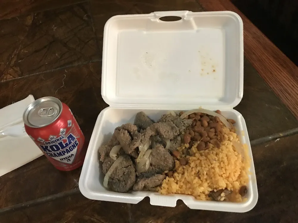 Arroz Con Salchichas Habichuelas Rosadas Y Biftec Y Kola Champagne India